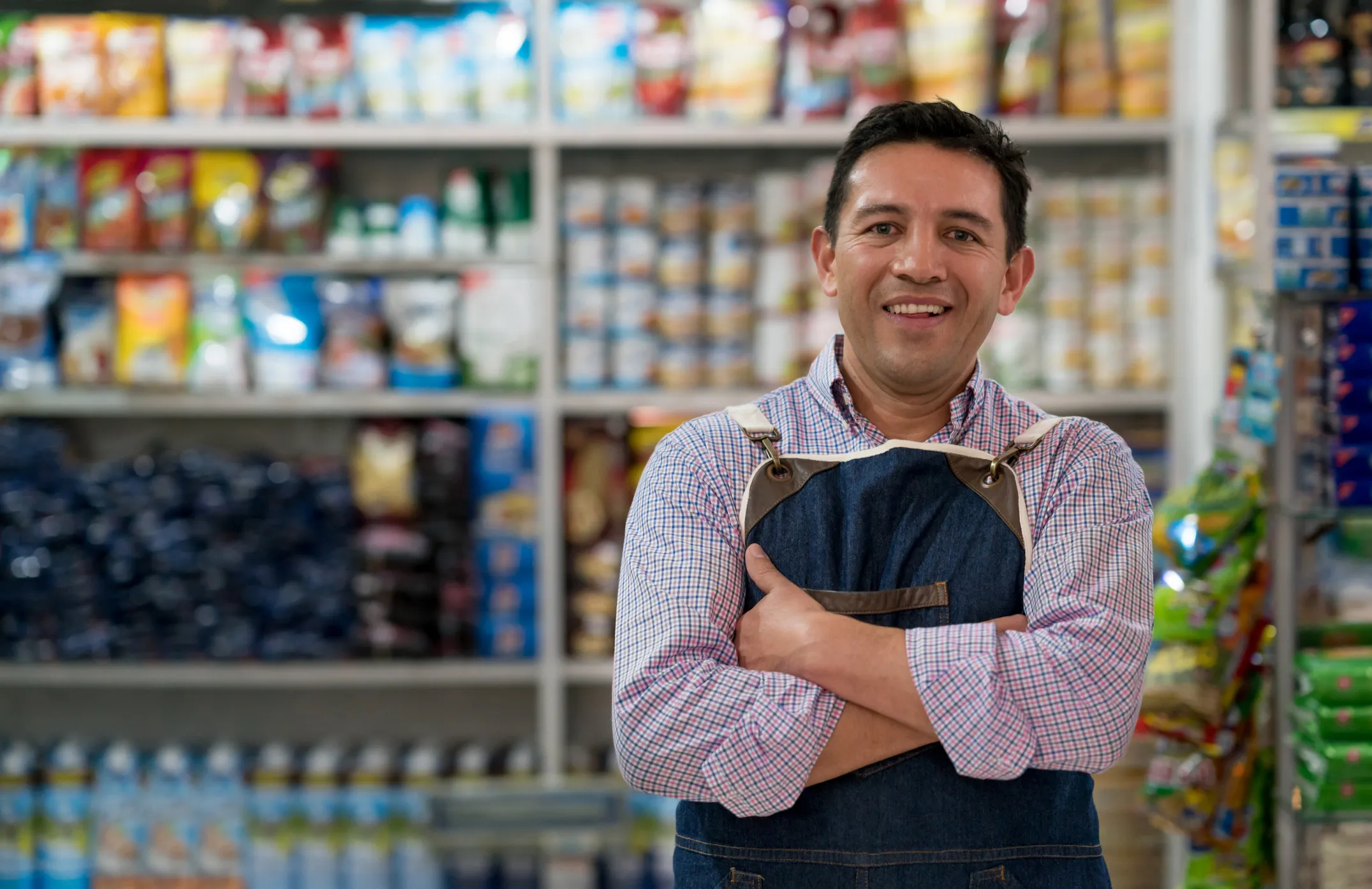 Dueño de un comercio local sonriente en su tienda