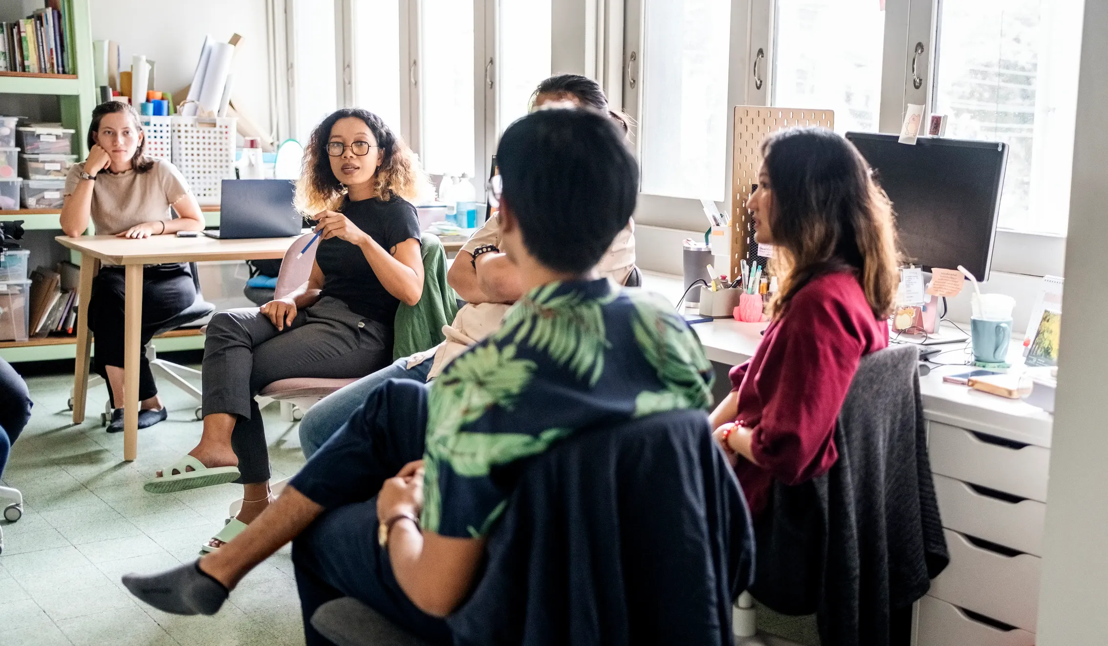 Equipo de una agencia reunido en su oficina