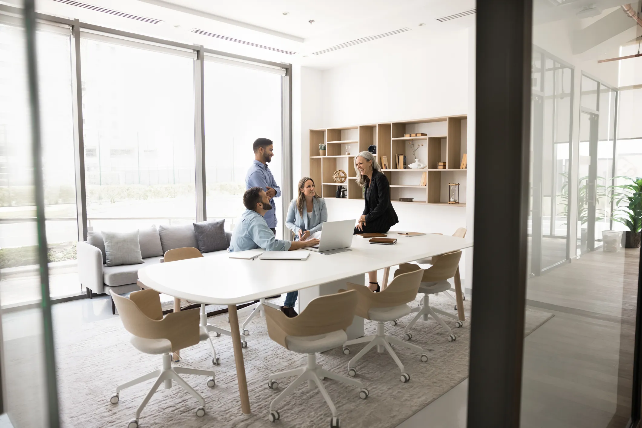 Equipo de trabajo reunido en una oficina moderna